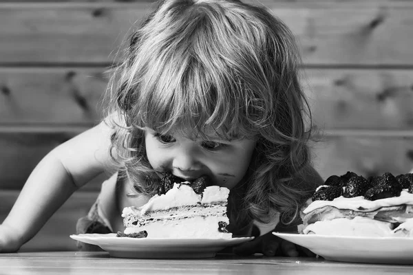 Küçük çocuk çilekli kek yiyor — Stok fotoğraf