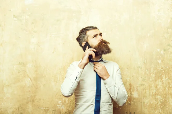 Hiprter u hombre barbudo con barba larga hablando por teléfono —  Fotos de Stock