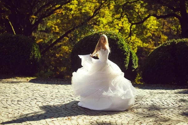 Novia en hermoso vestido al aire libre — Foto de Stock