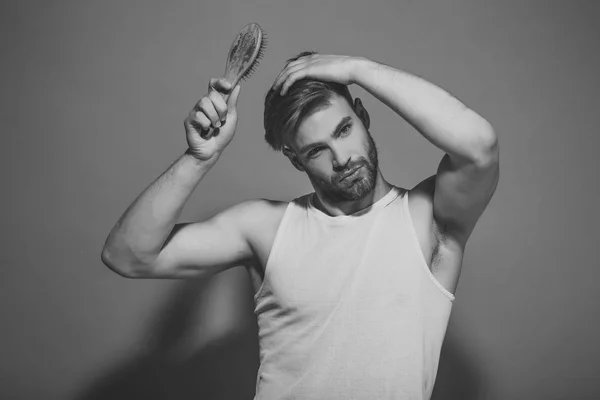 Macho con cara barbuda y corte de pelo en singlet blanco —  Fotos de Stock