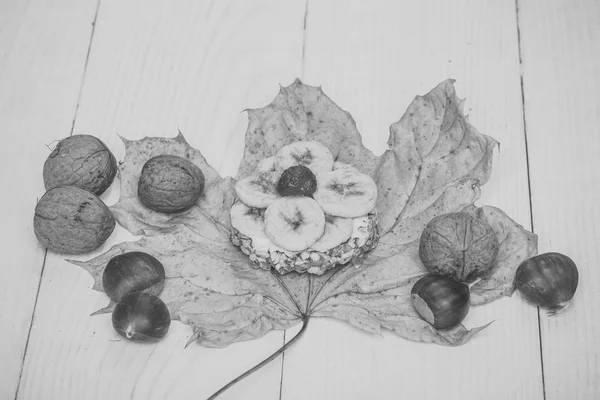 크림, 바나나, 베리, 노란 단풍 잎에 견과류와 과자 — 스톡 사진