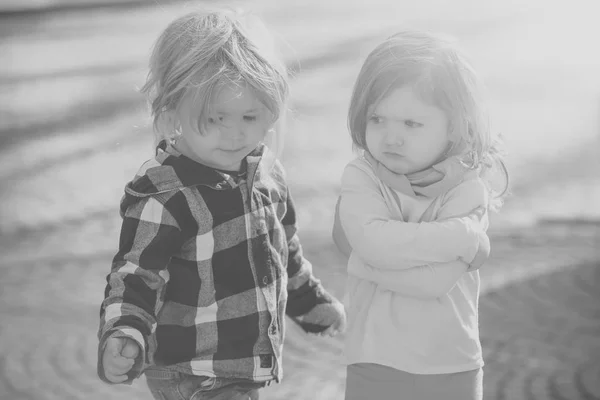 Boy and girl play on sunny day outdoor — Stock Photo, Image