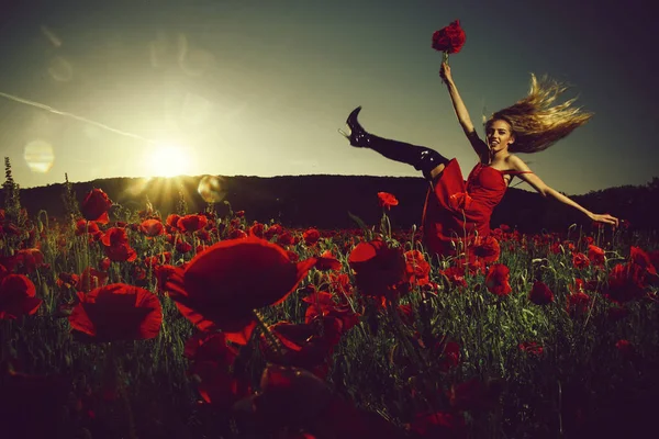 Dancing girl in field of poppy seed — Stock Photo, Image