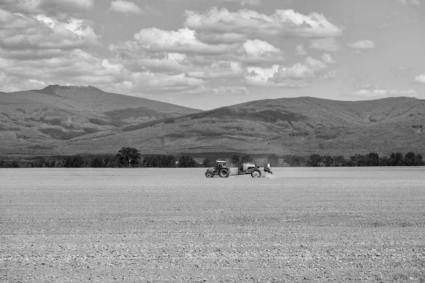 Granja tractores en el campo — Foto de Stock