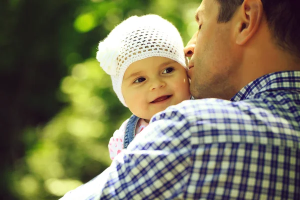 Pai beijando e segurando filha — Fotografia de Stock