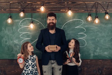 öğretmen enerjik bir kişi olması gerekir. Yetenekli temel okulda sınıfta sanat ödevini yapıyor. Öğrenciler genellikle malzeme hakkında heyecanlanmak.