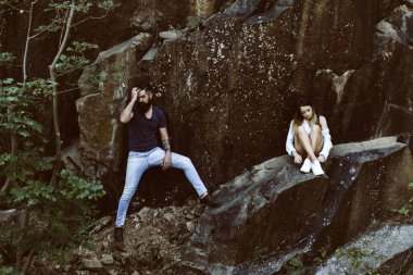 Aşk onlara ilham veriyor. Şehvetli çift tatil gezisinde. Seksi kadın ve doğal peyzaj üzerinde sakallı adam. Çift aşk ve romantizm keyfini çıkarın. Yaz tatilde aşık çift