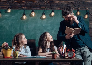 Çocuk ne düşündüğünü düşünmeyi öğretti gerekir. Çocuk sınıf ile yetişmek için özel Koç lazım. İlköğretim Okulu - mutlu onun masasında Not Defteri'nde yazma öğrenci, eğitim.
