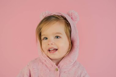 eğleniyor. küçük kız çocuk gülümseyen. çocukluk ve mutluluk. küçük mutlu kız. sonbahar ve ilkbahar moda evlat. Annemi seviyorum. Uluslararası Çocuk günü