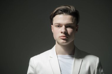 Kendi tarzında. Güzellik ve moda. Saç stili ve cilt bakımı. Trendy bir görünüm olan adam. Gizem göz moda adam. Modern erkek. Onun tarzı kendine güvenen. Genç ve ücretsiz