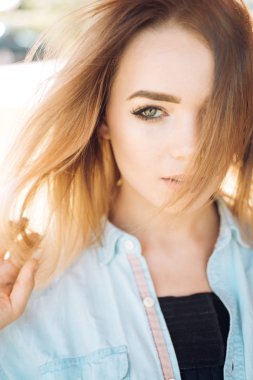 Büyüleyici bir güzellik. Seksi makyaj ve uzun saçlı güzel kadın. Seksi kadınla duygusal bak. Güzellik ve moda Cilt Bakımı model bak. Visage cilt bakımı ve makyaj. Onun iç güzelliği parlar aracılığıyla