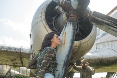 Bir maceraya geçelim. Hava Tur ve seyahat. İki uçak, aşık. Yaz tatili seven çift. Seksi kadın ve yakışıklı yaz romantizm keyfini çıkarın. Aile tatil seyahat