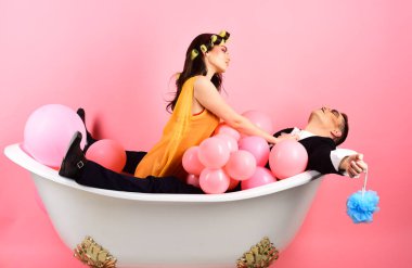 Saçını iyi Klima. Birkaç MIME adam ve seksi kadın banyo keyfini çıkarın. Kabarcık banyo günü. Güzellik rutin ve kişisel hijyen. Rutin bakım saç. Banyo hijyen alışkanlıkları. İki küvet içinde.