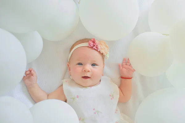 Vár egy babát. Kis lány. boldog születésnapot. Fehér lufi-boldog kis gyermek portréja. Édes kis csecsemő. Új élet és a szülés. Gyermekkori boldogság. Család. Gyermek gondozása. Gyermeknap — Stock Fotó