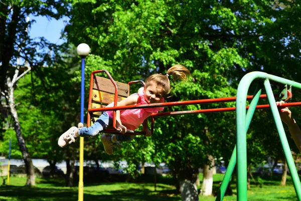 Barndomen Daydream Teen Frihet Små Barn Leker Sommaren Lekplats Parken — Stockfoto