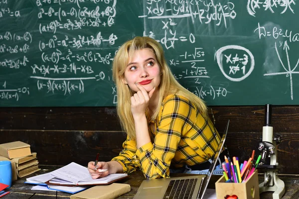 Student conference in loft interior coworking space using digital devices and wifi. Students preparing for exams in classroom interior behind table. — Stock Photo, Image