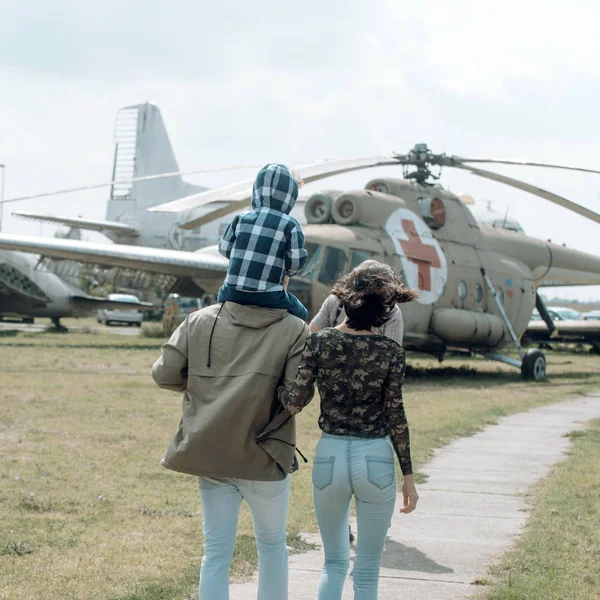 Erkunden Sie die Welt. Familienurlaub. Familienpaar mit Kind auf Urlaubsreise. Mutter und Vater mit Sohn am Hubschrauber. Hubschrauberrundflug und Reise. Flugreisen. Genießen Sie Reisen mit dem Flugzeug — Stockfoto