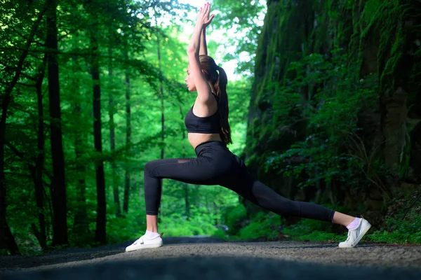 Fuerza y motivación. adaptarse a su cuerpo y perder peso. Concepto de estilo de vida saludable. moda de ropa deportiva. mujer deportiva entrenando en el bosque verde. Éxito deportivo. Chica fitness con buen cuerpo atleta — Foto de Stock