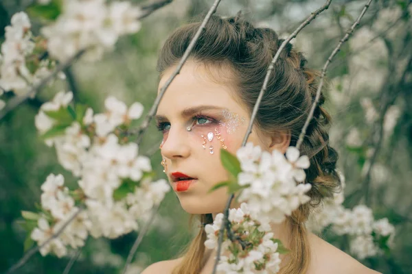 Dia quente. Menina de verão na árvore florescente. rosto e cuidados com a pele. saúde das mulheres. alergia às flores. Beleza natural e terapia de spa. Férias de primavera. previsão meteorológica. Mulher com maquiagem de moda primavera — Fotografia de Stock