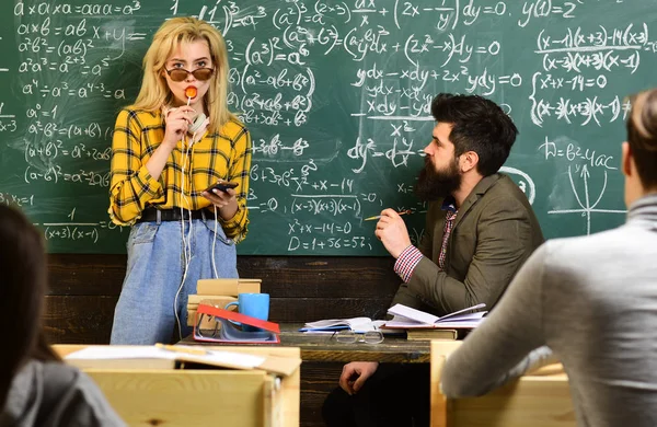 O professor transmite senso de liderança aos alunos. Estudante adolescente se preparando para exames na sala de aula da faculdade. Estudante confiante estudando para exame na mesa com laptop lendo um livro . — Fotografia de Stock