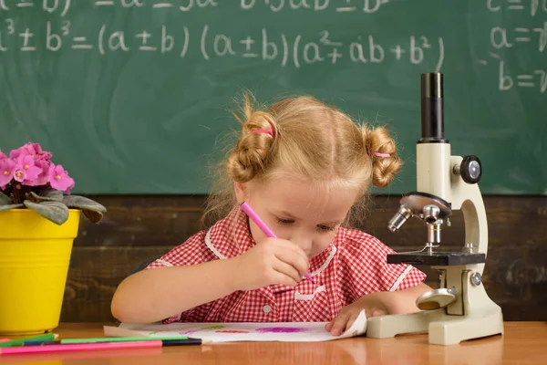 Il bambino ha una lezione. Il bambino piccolo attinge la carta a scrivania in scuola materna . — Foto Stock