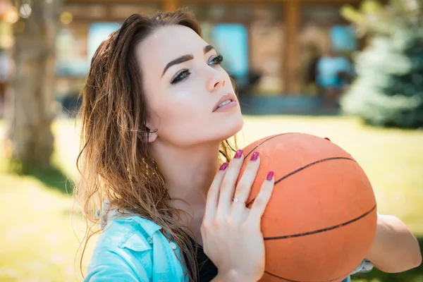 Utmanande kombination av teknisk skicklighet och styrka. Sensuell basketspelare skjuta en boll. Pretty woman med basket. Sexig kvinna njuta av bollen övningar för sport träning. Sport kvinna — Stockfoto