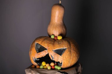 korkunç Cadılar Bayramı. Cadılar Bayramı Balkabağı korkunç yüzü. kabak kafa jack o fener. Yemek, içmek ve korkunç.