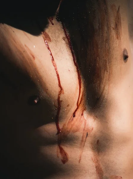 Halloween muscoloso petto dell'uomo zombie con sangue — Foto Stock