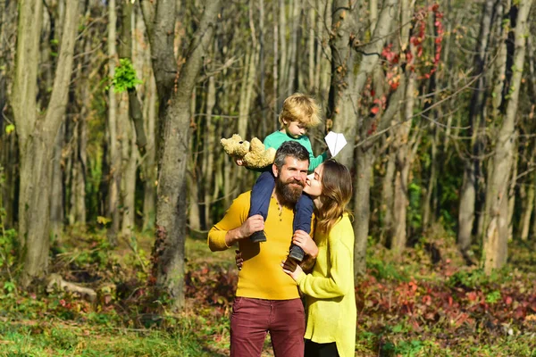 Mère embrasse le père en soutenant le petit fils réunion de famille. Sa réunion de famille. Tous pour un, un pour tous — Photo