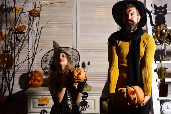 Une petite fille fête Halloween avec son père. Petite fille et homme sculptent des têtes de citrouille à Halloween. J'adore être sorcière. Halloween est un vrai régal — Photo