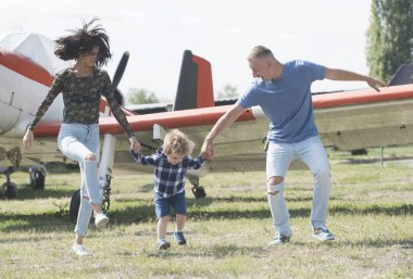 Bizim yolculuk bir başlangıç sağlar. Hava yoluyla ulaşım. Aile tatil gezisinde. Çocuk çocuğa uçak ile bir kaç. Uçak Tur ve seyahat. Hava yolculuğu. Eğlenceli seyahat zevk. Mutlu aile tatil