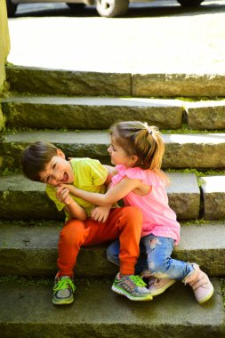 küçük kız ve erkek merdivenlerde. İlişkiler. yaz tatili ve tatil. çocukluk ilk aşk. iki küçük çocuk. Erkek ve kız. arkadaşlarım, dostluk ve aile değerleri. Sen en iyi arkadaşımsın