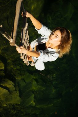 Onun çok yüksek hırs ulaşmak. Seksi kadın halat merdivene tırmanma. Güzel kadın üstüne jacobs merdiveni tırmanmak. Şehvetli kadın su yüzey üzerinde ipe asmak. Hırs onu baştan çıkarıyor