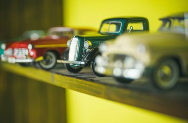 Gerçek arabalar gibi görünüyorlar. Klasik model araçlar veya oyuncak araçlar. Minyatür otomobil koleksiyonu. Retro otomobil modelleri raf üzerinde. Retro otomobil tarz. Oyuncak arabalar retro tasarımı ile