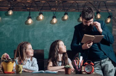 Eğitim kavramı - okul bir sınıfta. Öğretmenler en iyi bu yüzden zenginleştirme sınıfları bazı çocuklar için zor olabilir. Üniversite öğrencileri çalışmada final sınavı sınava sınav sınıf.