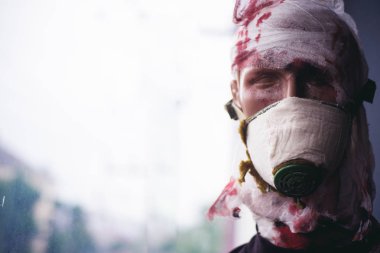 Savaş insanlığa karşı bir suçtur. Salak adam giyim gaz maskesi kimyasal saldırılara karşı. Savaş kurban kukla kayıp. Savaş asker salak. Silahlı çatışma kurbanı. Kötü yaralı ve yaralı, alanı Kopyala