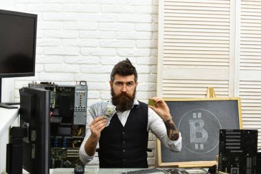 Kripto para birimi incelemesi donanım. Sunucu odası bitcoin madenci adam. Sakallı adam bitcoiner. Sakallı işadamı bilgisayar devreleri ve dolar ile. Sanal veya dijital para birimi. Araştırma bitcoin nakit