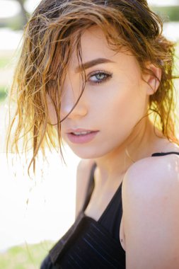 Benim saç yetişir ve vahşi büyür. Şehvetli makyaj göz seksi kadınla. Güzel kadın giyim uzun ve ıslak saçlar. Makyaj güzellik bak modeliyle. Saç ve güzellik salonu. Saç güzelliği olduğunu