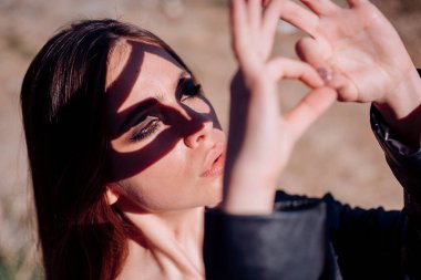 Doğal güzellik ve spa terapisi. Yüz ve cilt bakımı. Güneş ışığı kız. Kadın moda makyaj ile. Bahar kadın. Bahar ve tatil. Kız el hareketi ile. Muhteşem güzellik