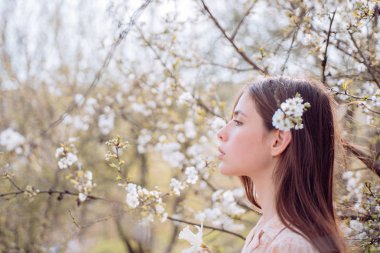 Doğal güzellik ve spa terapisi. yüz ve cilt bakımı. Yaz aylarında seyahat. Bahar kadın. Bahar ve tatil. Uzun saçlı kız yaz. Kadın moda makyaj ile. çiçeği. Çiçeklenme tree yakınındaki kız