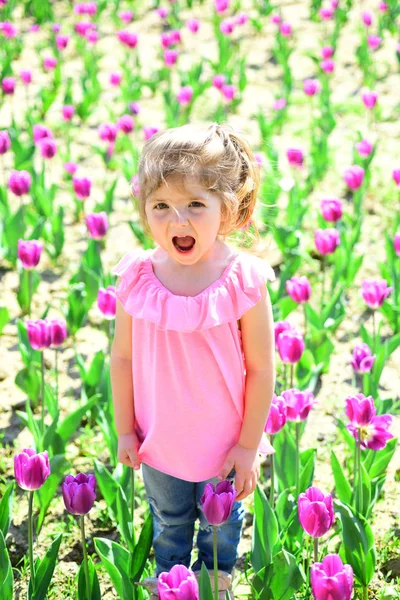 どこを春します。顔、スキンケア。花にアレルギー。小さな子供。自然の美しさ。子供の日。日当たりの良い春の少女。夏の女の子のファッション。幸せな子供時代。春チューリップ — ストック写真