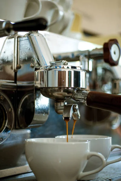 Suministrando la máxima extracción de sabor en cada taza. Café que se prepara en la cafetería. Tazas de café. Haciendo espresso con portafilter. Pequeñas tazas para servir bebida de café. Preparación de café con cafetera espresso — Foto de Stock