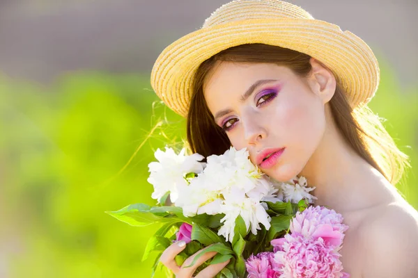 Memoriza este momento. Menina de verão com cabelo comprido. Mulher com maquiagem de moda. Beleza natural e terapia de spa. Mulher da Primavera. Primavera e férias. rosto e cuidados com a pele. Viajar no verão — Fotografia de Stock