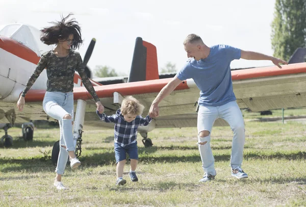 Umožňuje začít naší cesty. Cestování letadlem. Rodina na dovolené výlet. Pár s dítětem chlapce v rovině. Prohlídka letadla a cestování. Cestování letadlem. Cestování zábava se těší. Příjemnou rodinnou dovolenou — Stock fotografie