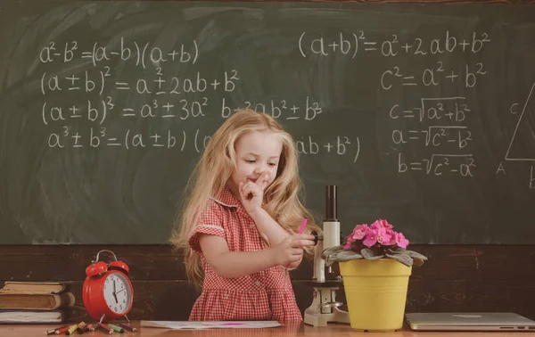 Menina pequena segura o dedo em lábios guardando o grande segredo na escola. Ela tem um filtro vintage secreto. — Fotografia de Stock