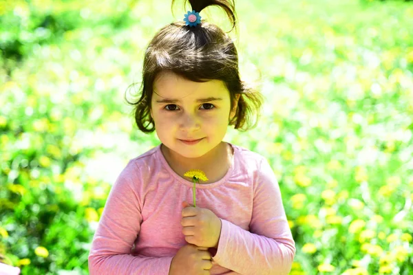 Férias. Na Primavera. previsão meteorológica. Menina na primavera ensolarada. rosto e cuidados com a pele. alergia às flores. Moda menina de verão. Feliz infância. Criança pequena. Beleza natural. Dia das crianças — Fotografia de Stock