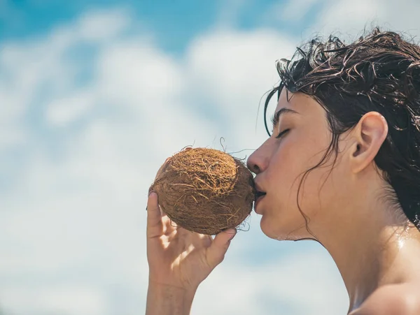 Hindistan cevizi yağı üretim. Coco süt. Temiz diyet, vejetaryen ve vegan yemek. Kadın bir Hindistan cevizi krem ile cildi nemlendirici. Plaj Kokteyl içme. Hindistan cevizi suyu içme kadın. yaz tatili — Stok fotoğraf