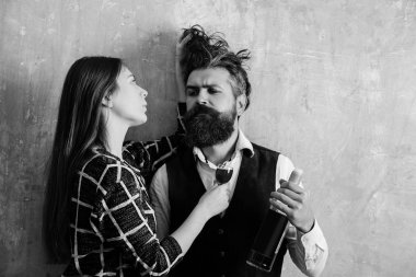 Kız arkadaşı ile cam şişe ile erkek arkadaşı dağınık saç dokunmadan