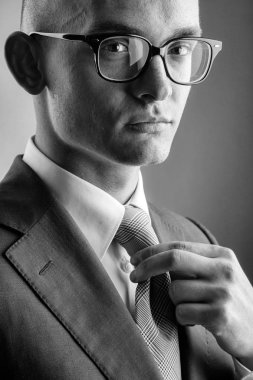 Gözlüklü şık genç adam