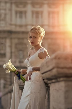 Köprüde güzel gelin